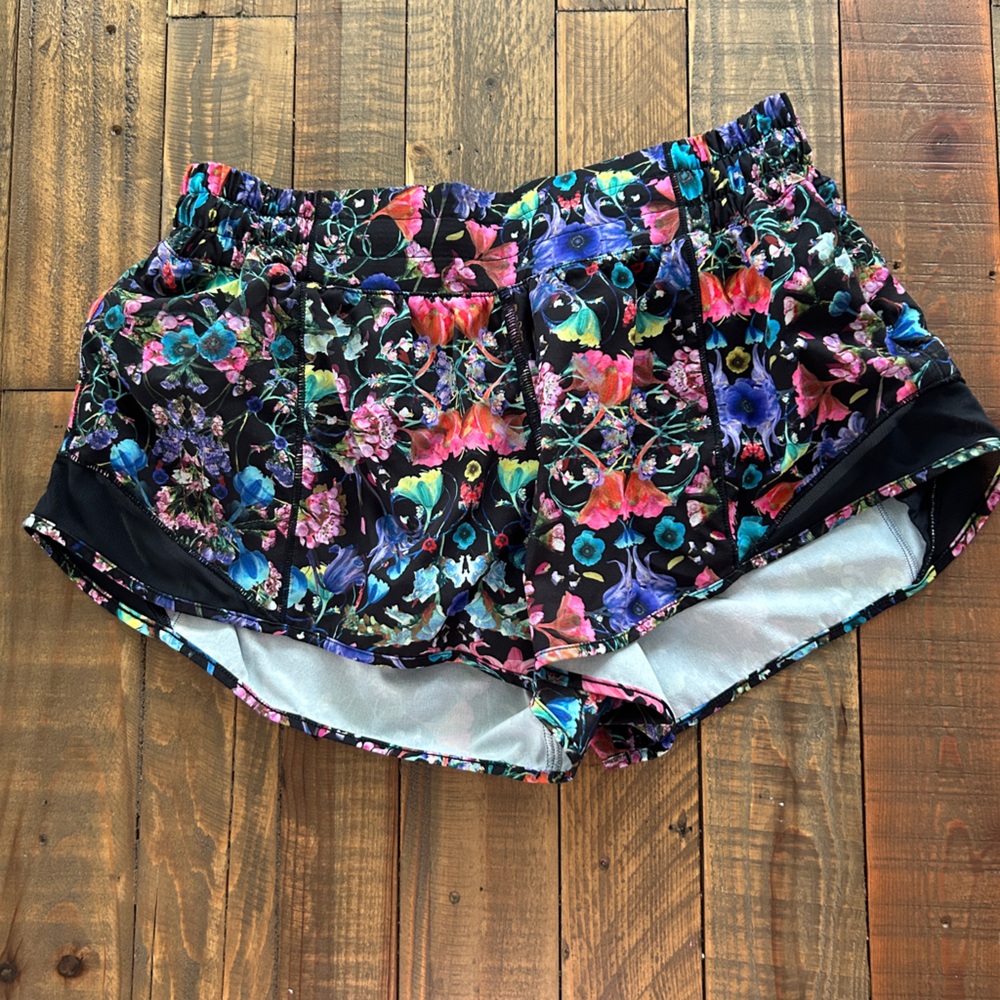 Lululemon Hotty Hot shorts 2.5” flowerscope